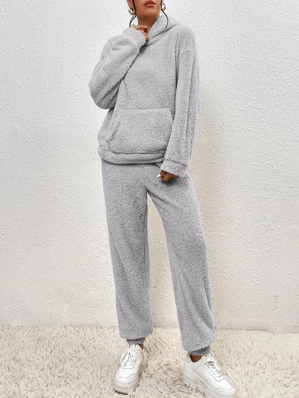 CozyTeddy Lounge Set – Warme Hoodie en Broek van Zachte Teddy-Stof met Kängurutas