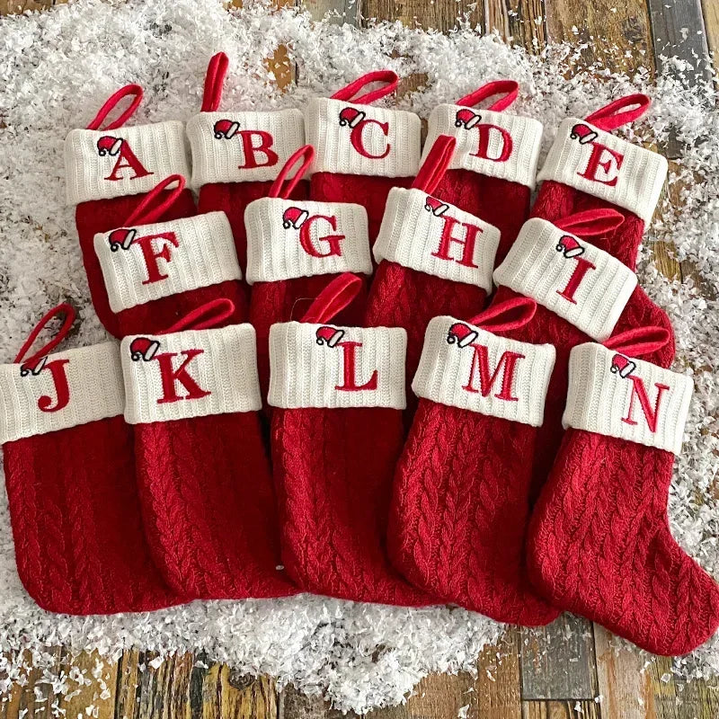 LetterJoy Gepersonaliseerde Kerststrumpf – Stoffen Kerstdecoratie met Initialen en Klassiek Ontwerp