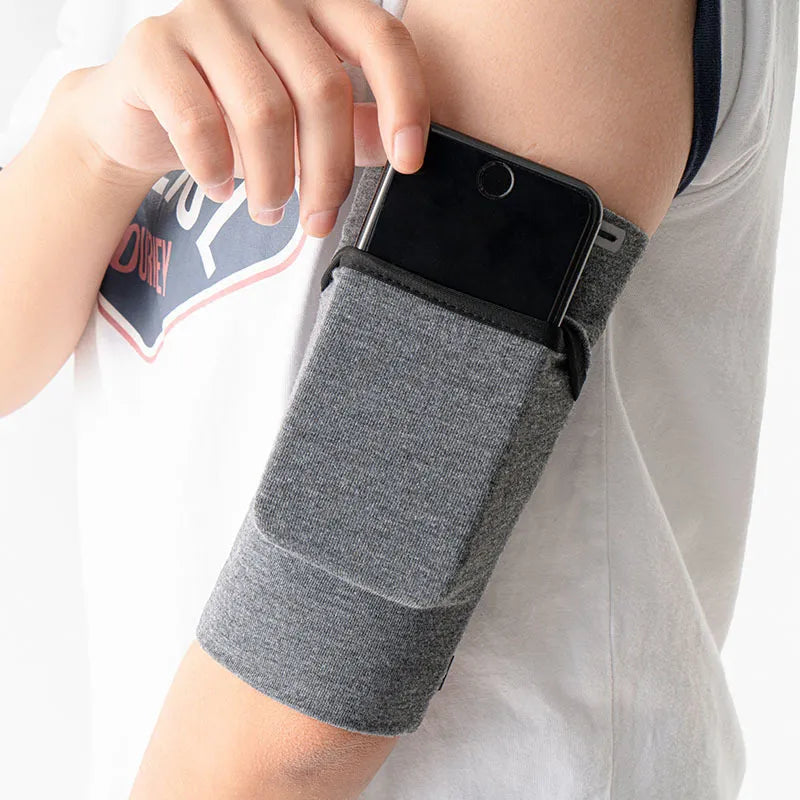 Verstelbare Hardloop Telefoonhouder met Oordopjes Compartment – Geschikt voor Armomvang van 26-42 cm, Compatibel met iPhone en Galaxy
