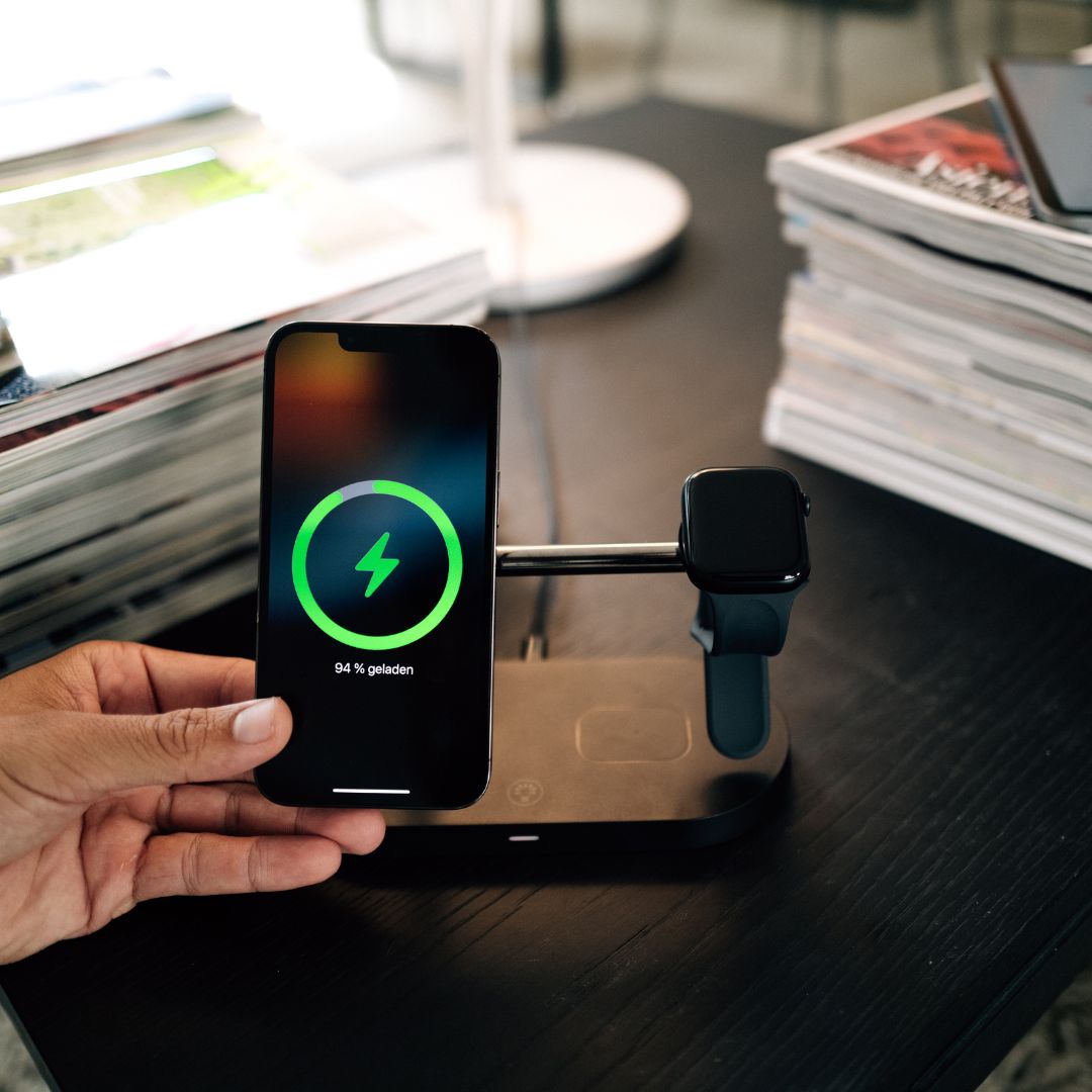 3-in-1 Draadloze Oplader voor Smartphone, Smartwatch en Oordopjes – Snelle Oplaadstation met Modern Ontwerp