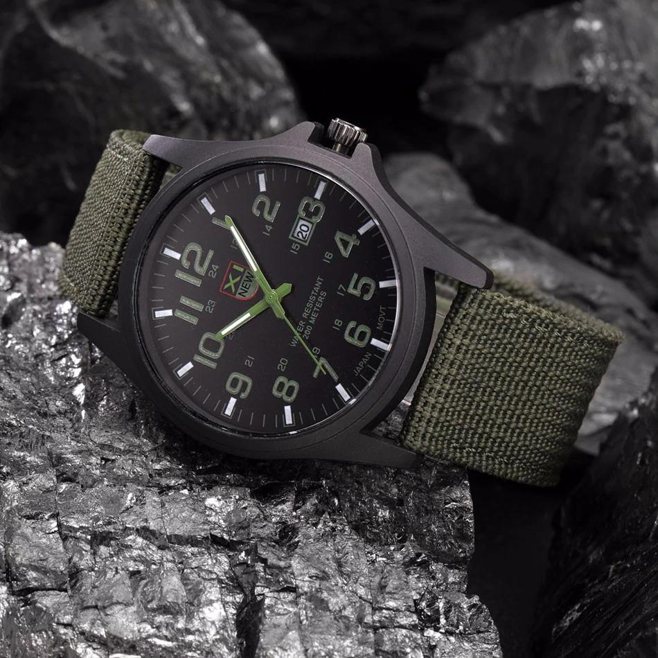 Militaire Stijl Robuuste Horloge met Verlichte Wijzerplaat, Waterdicht, Stopwatch en Datumweergave