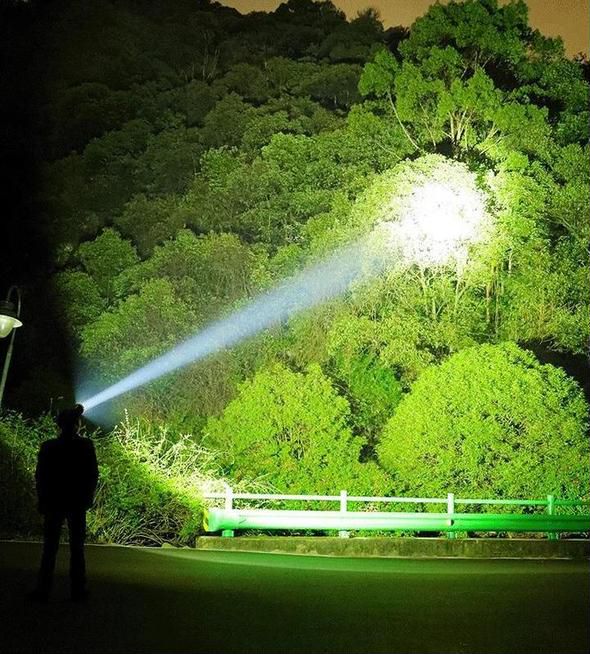LuxeBeam High-Performance Zaklamp | Superheldere, duurzame en oplaadbare zaklamp voor elke situatie